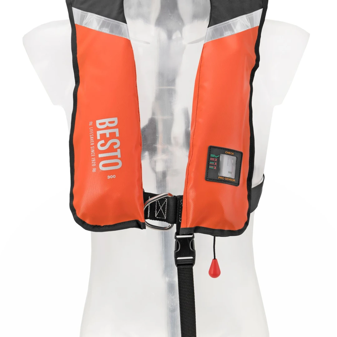 Een oranje reddingsvest op een paspop