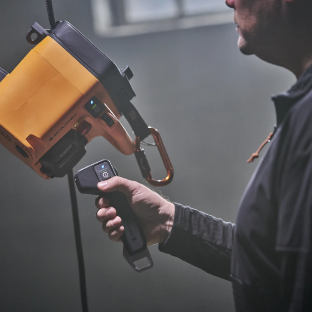 man met meetapparatuur