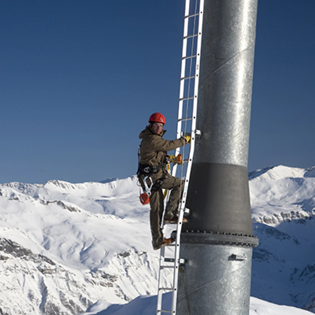 een man op een trap in de sneeuw