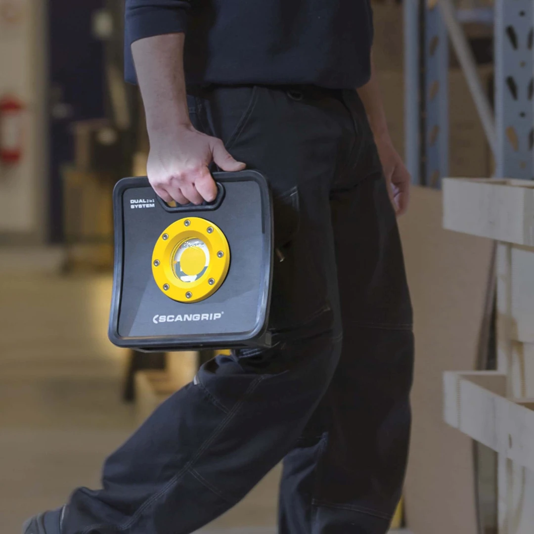 persoon die loopt met kastje in hand