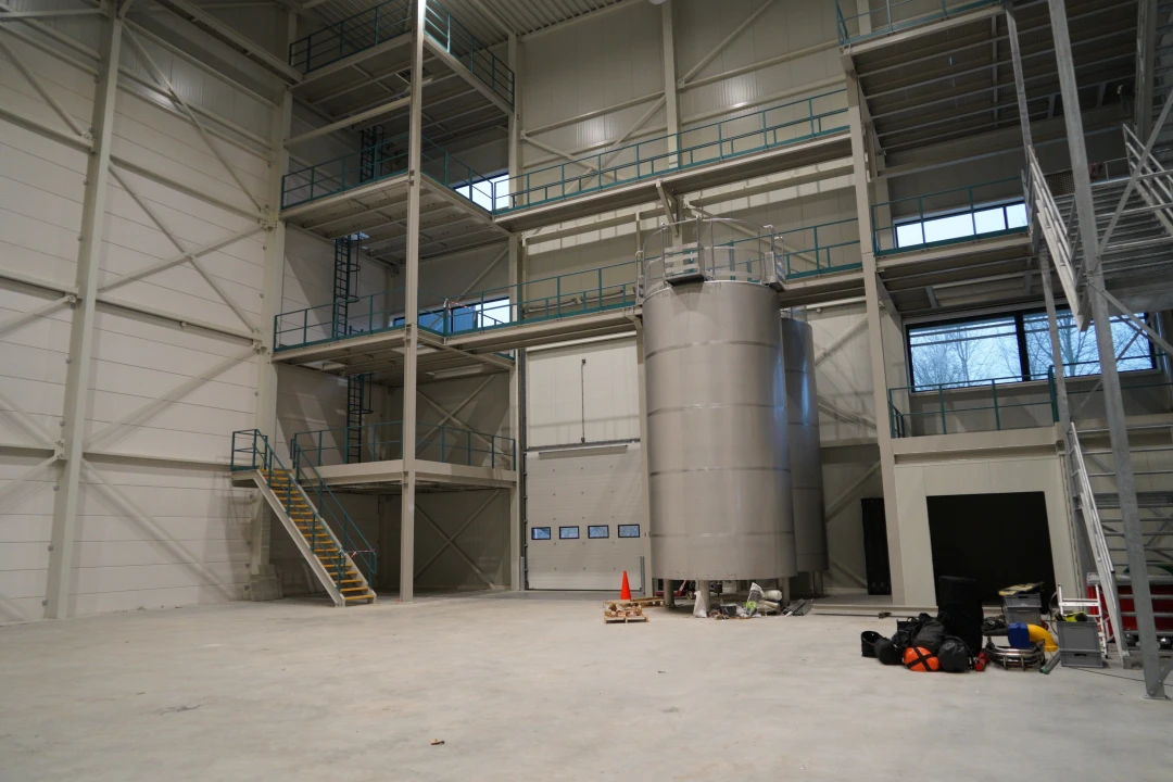 tank in hal voor trainingen op hoogte met trappen