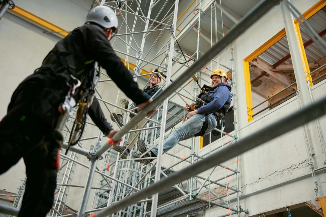 mannen die oefenen in touwen op hoogte
