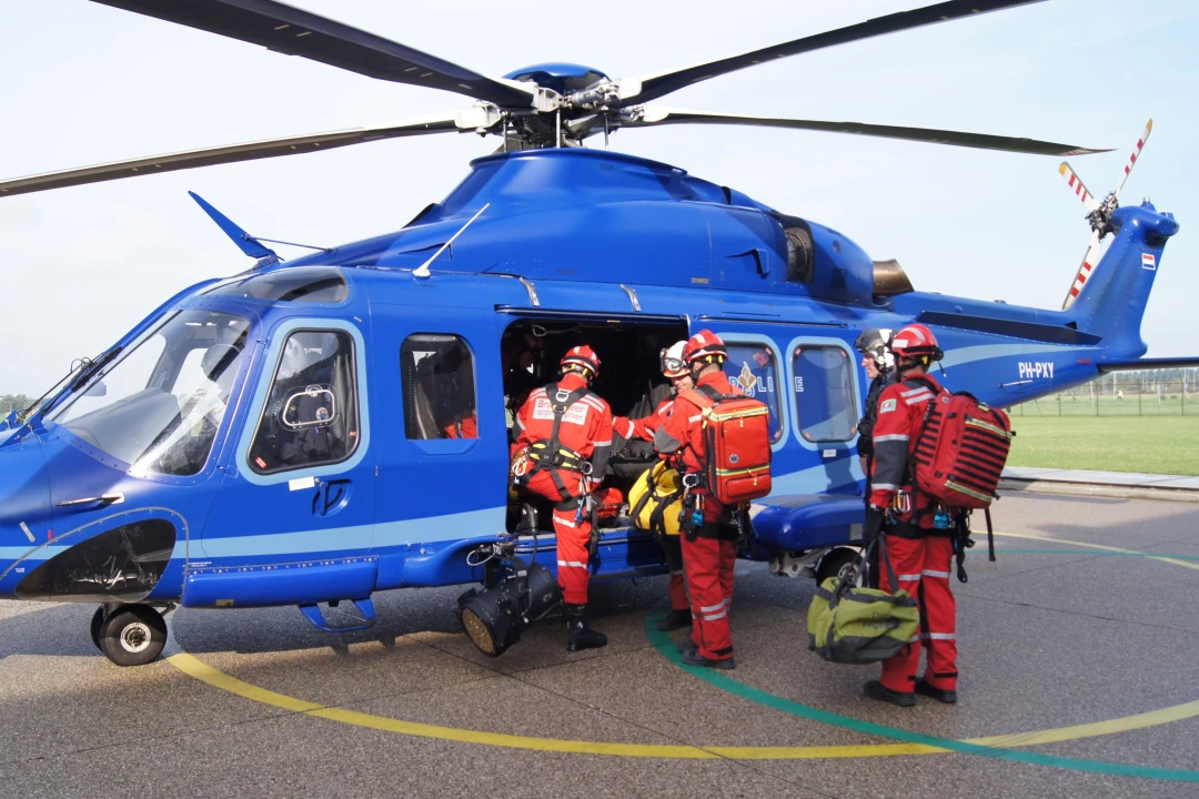mannen met helm en uitrusting die vliegtuig in gaan