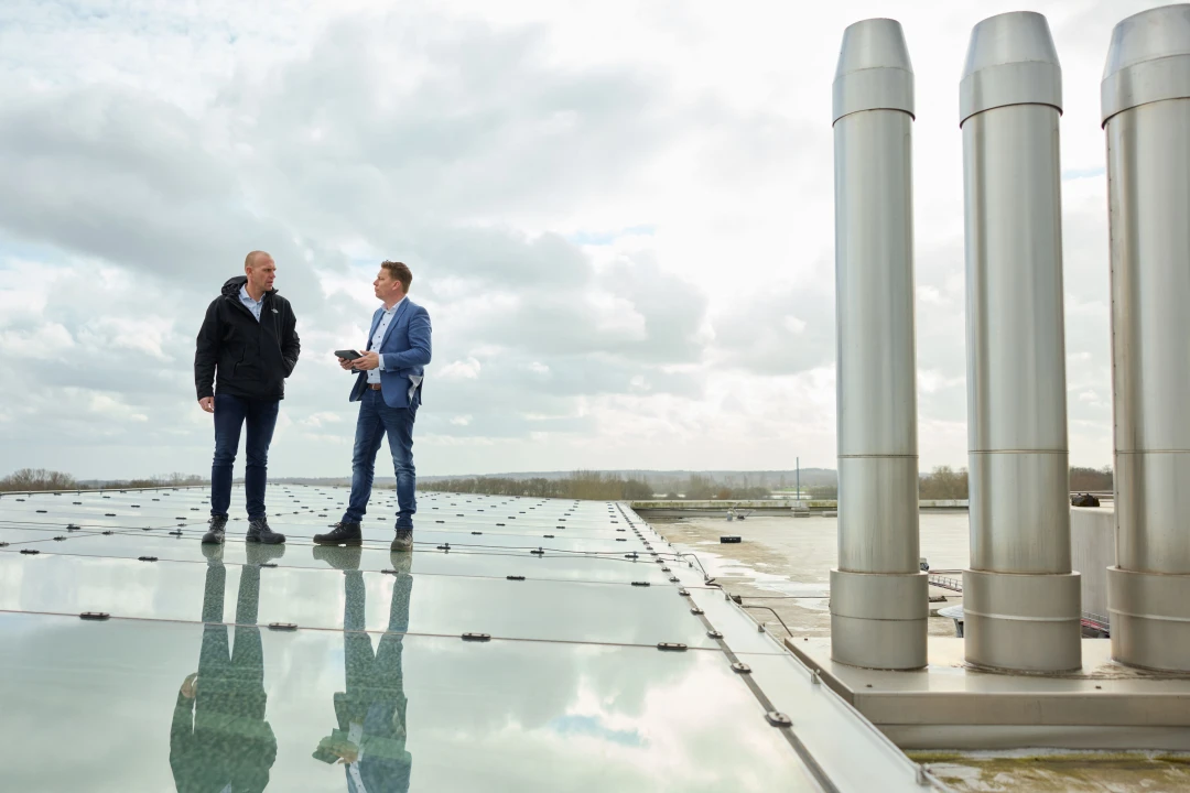 mannen aan het overleggen op plat dak