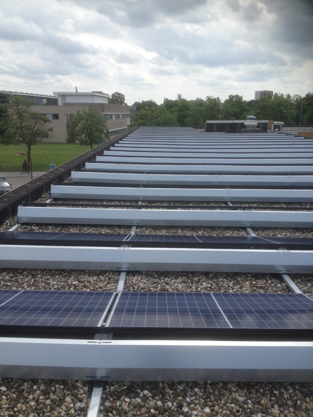 Zonnepanelen te dicht bij de dakrand