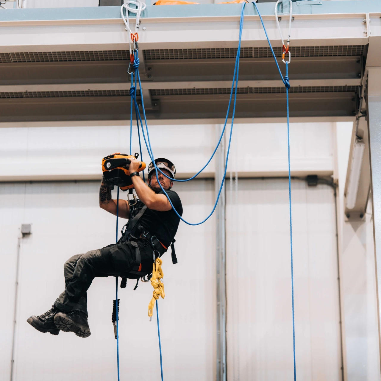 een man hangend in een harnas