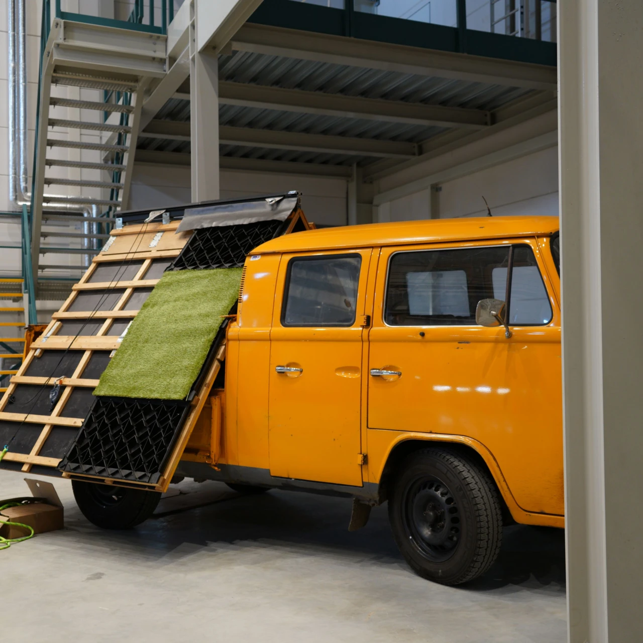 een auto met een flesst kabelsysteem erop