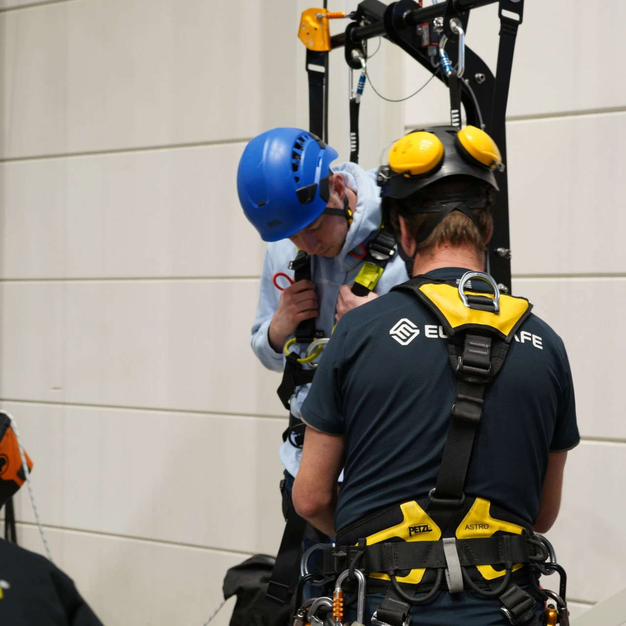 twee mannen met helmen en een harnas