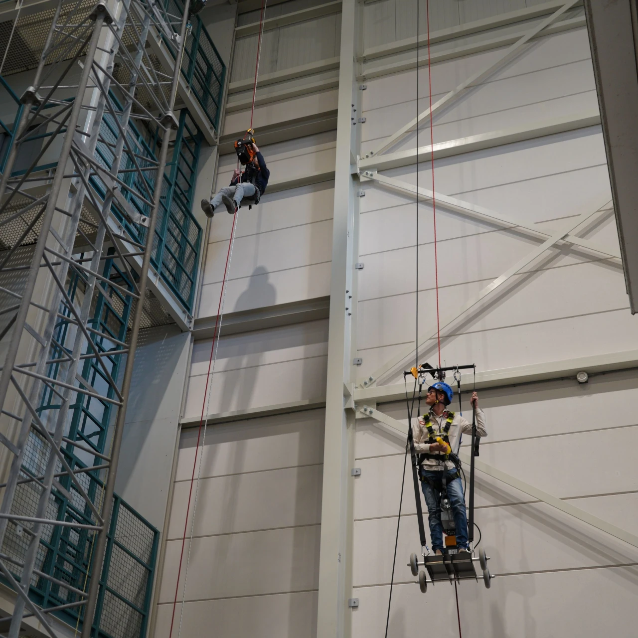 twee mannen die zich via touw op hoogte bevinden
