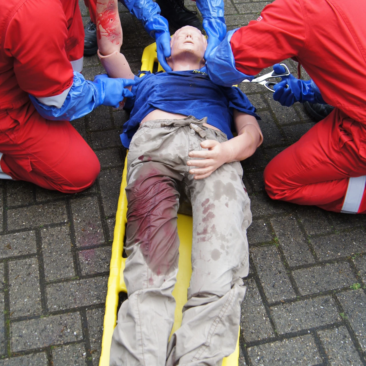 mannen die man op brancard redden met pakken aan