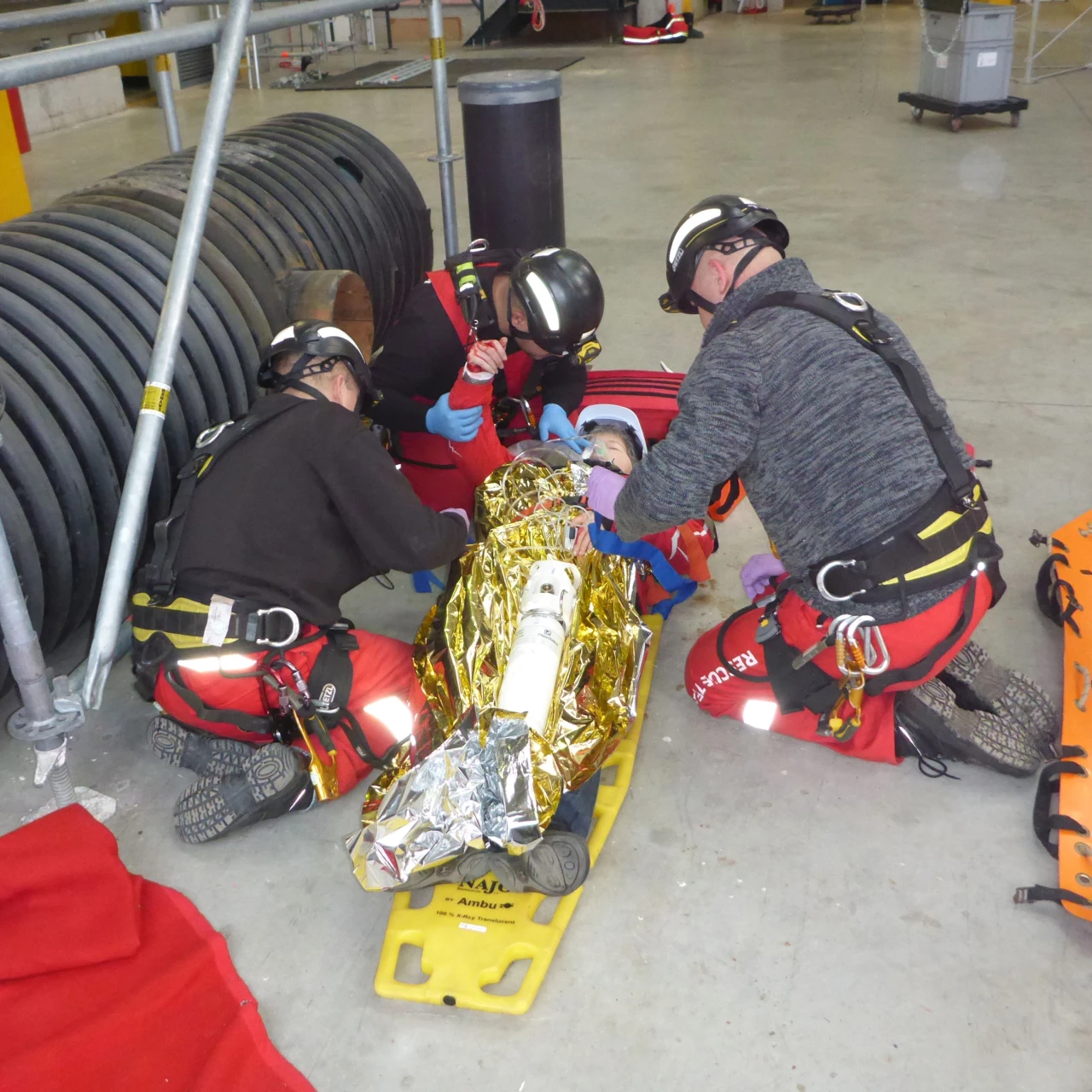 personen die persoon helpen op brancard