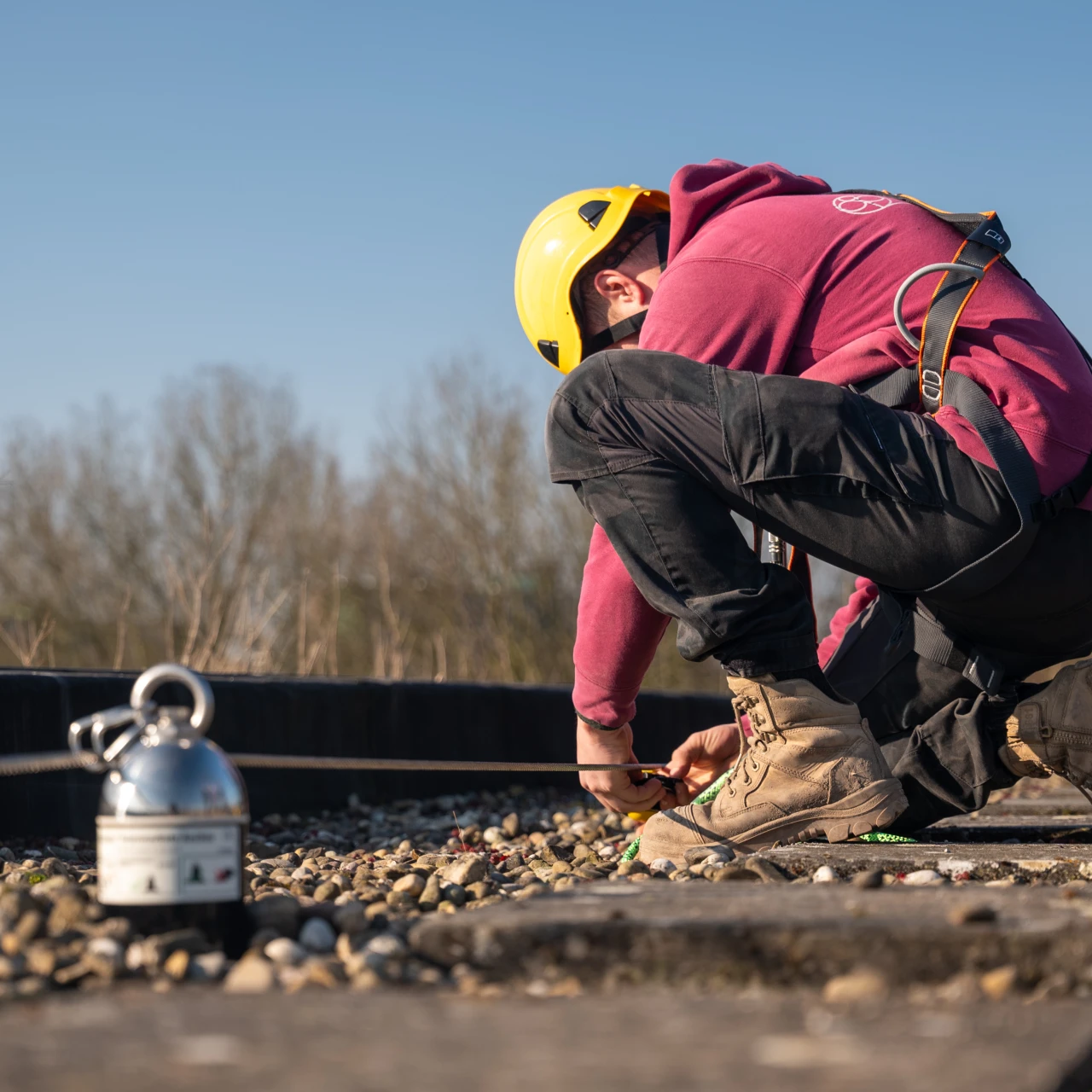 een man die zich vastmaakt aan een railsysteem met een loopwagen
