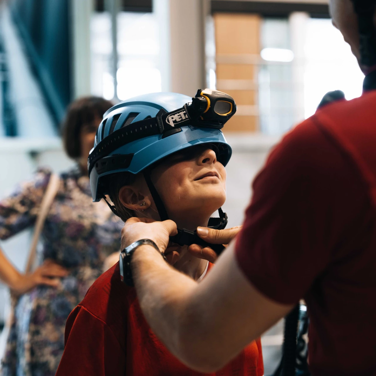 Een kind die een helm op zet met een lampje om te werken op hoogte