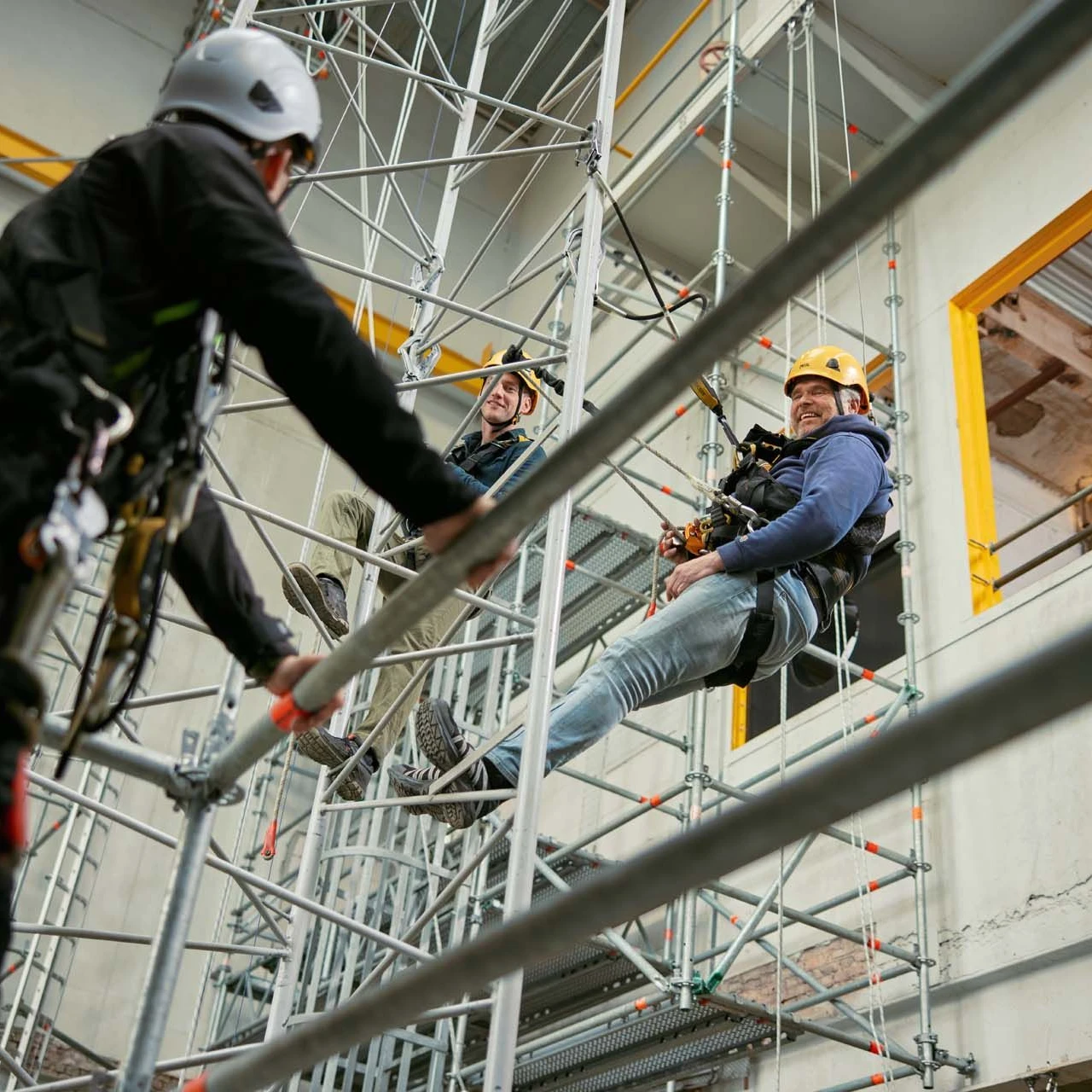 mannen die oefenen in touwen op hoogte