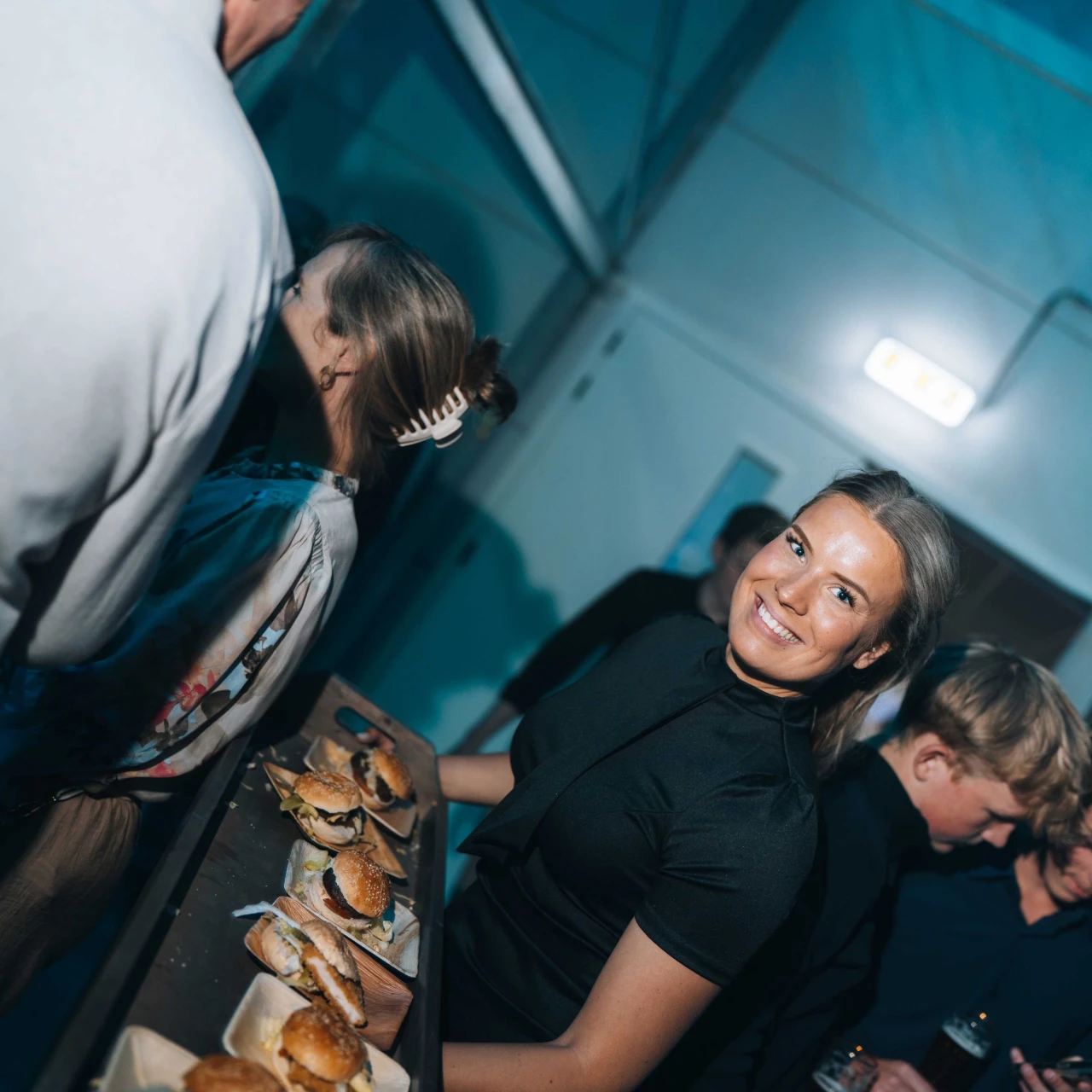 een vrouw met lekkere broodjes