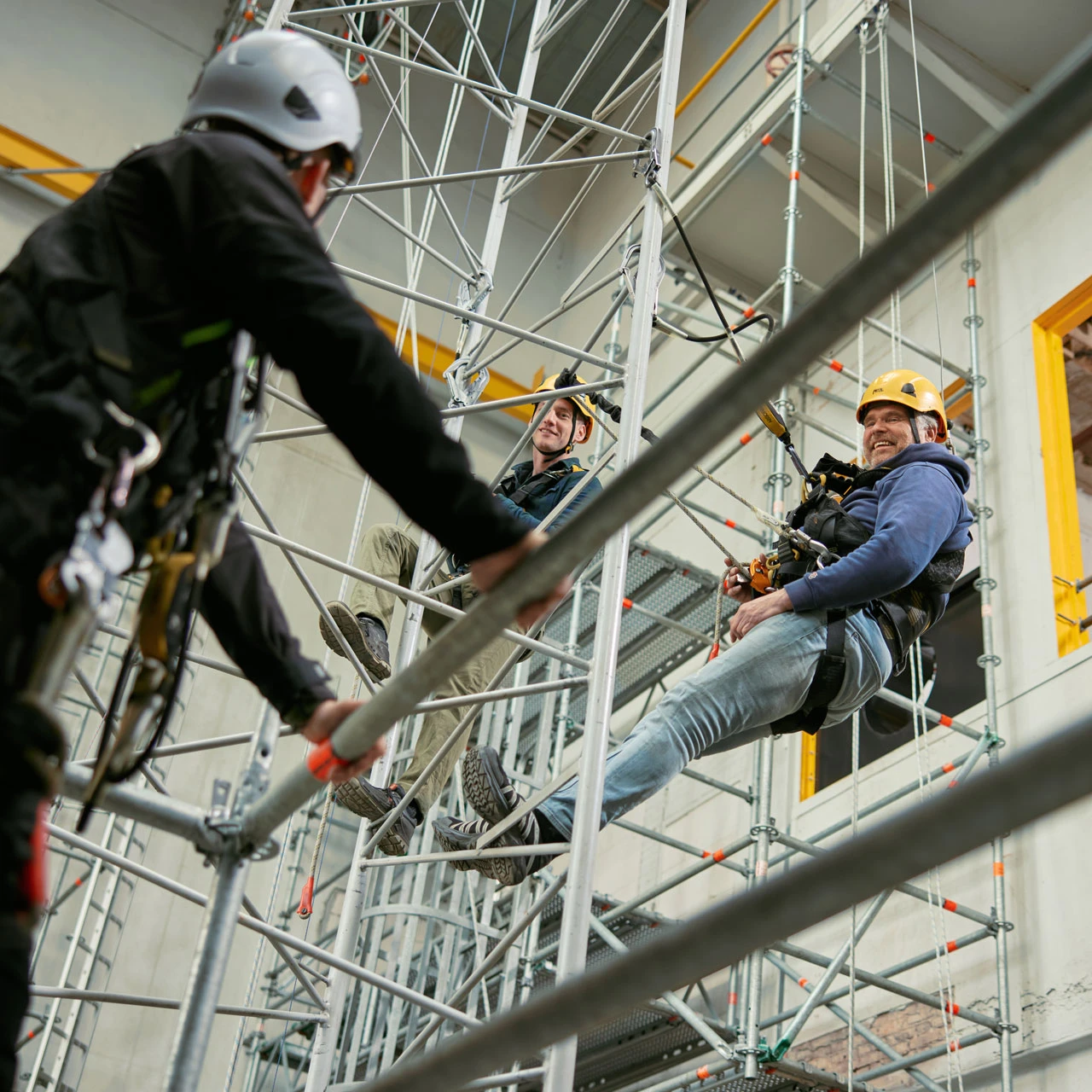 mannen die oefenen op hoogte