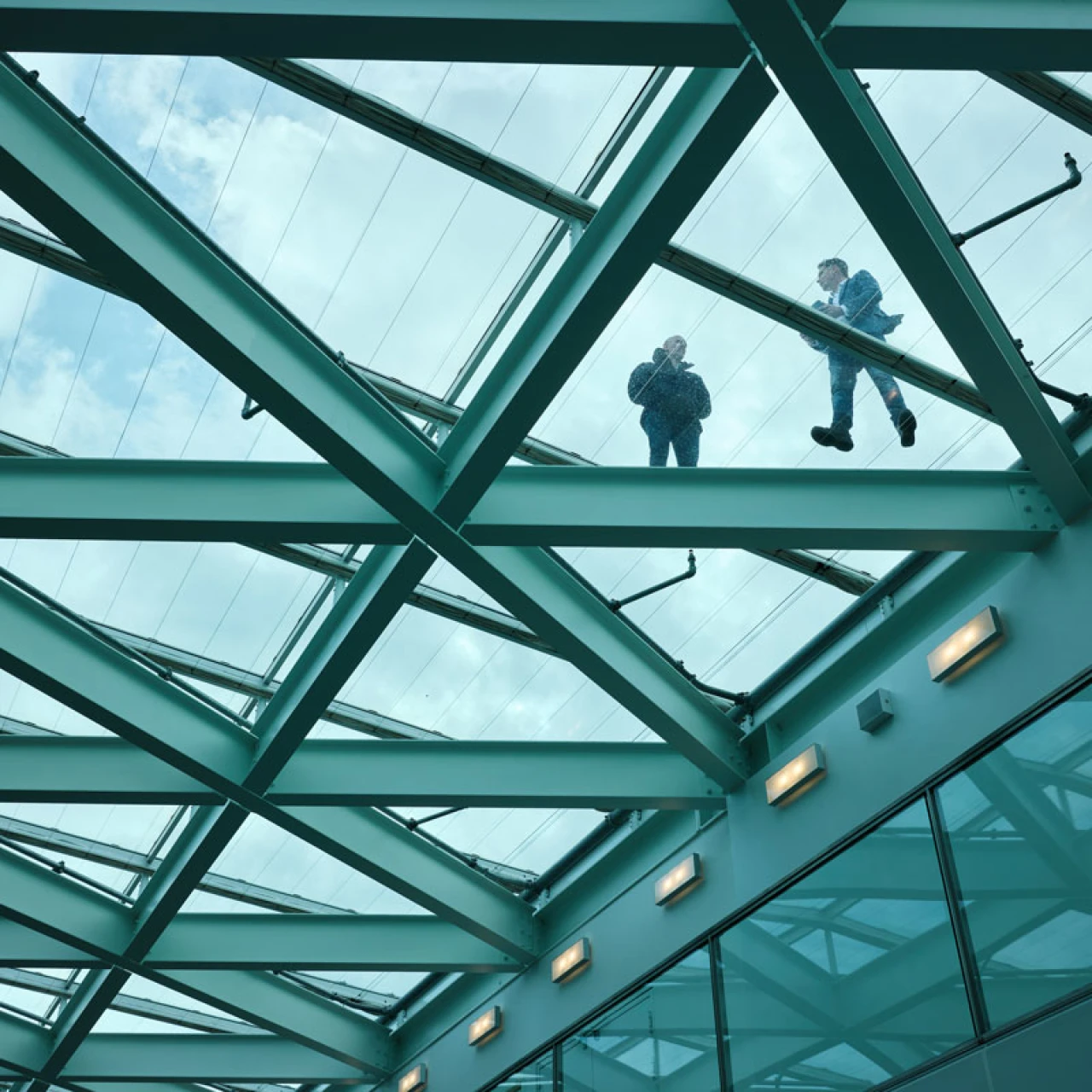 mannen op hoog dak aan het overleggen
