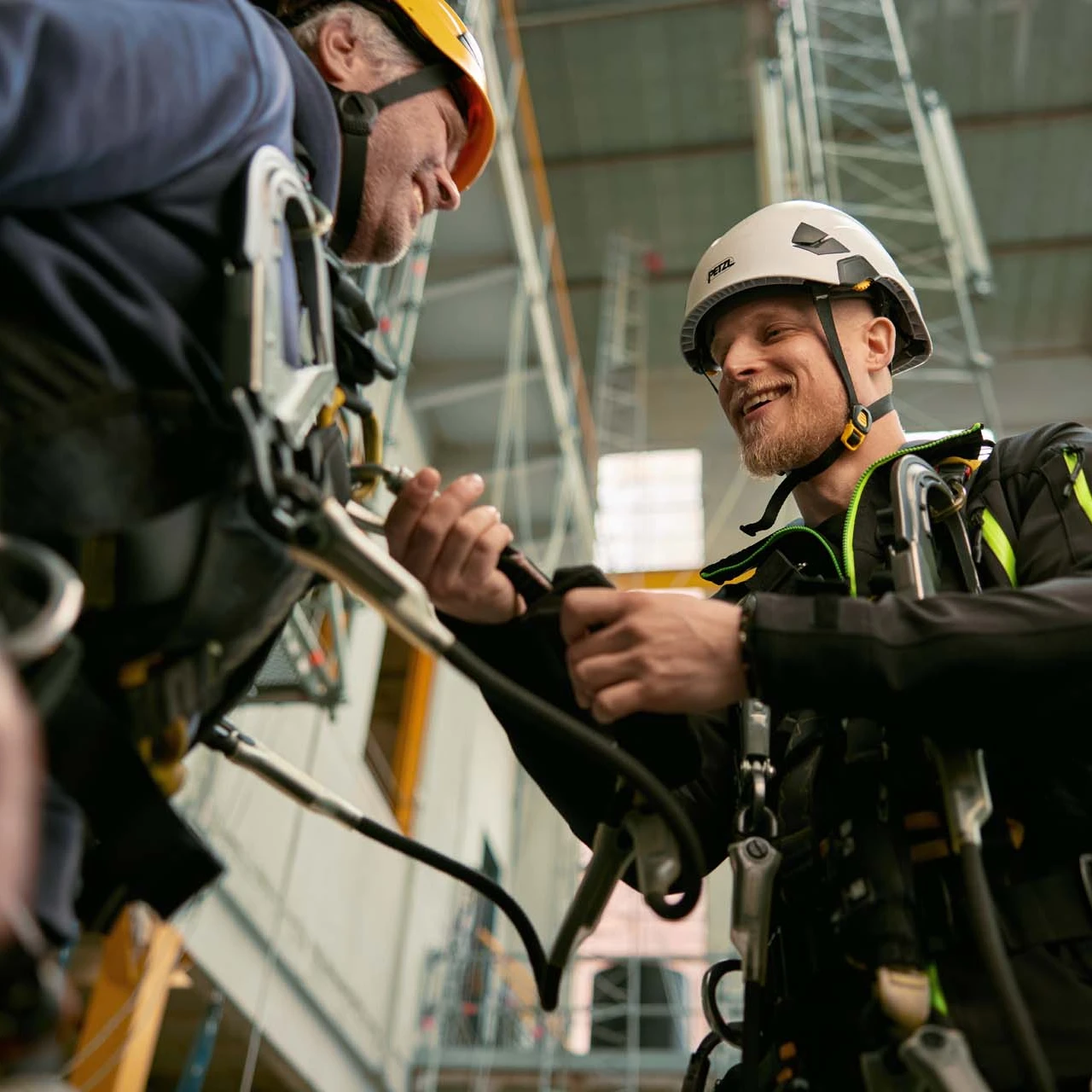 lachende mannen die elkaar helpen met harnas