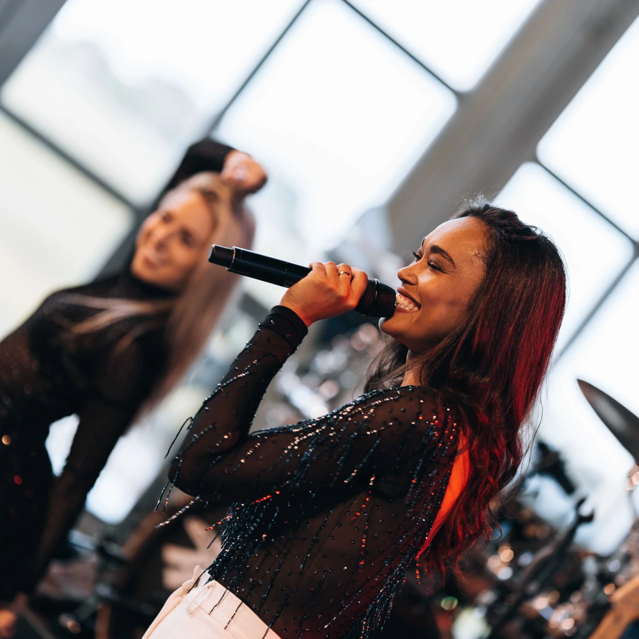 romy monteiro die zingend op een podium staat