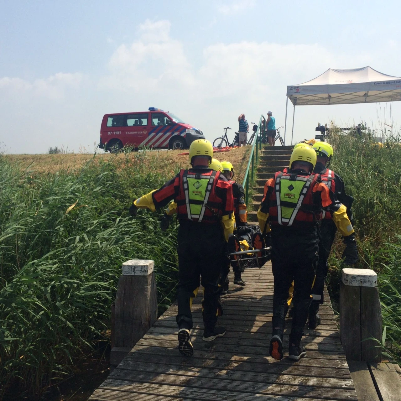 mannen die man helpen in brancard met helm op