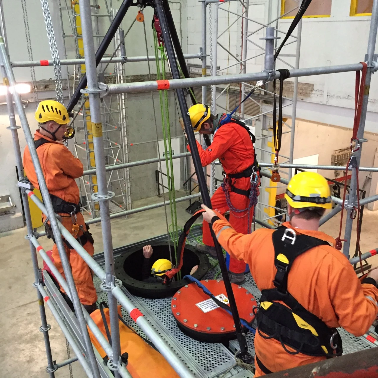 mannen in loods met helm en harnas en een man de besloten ruimte ingaat