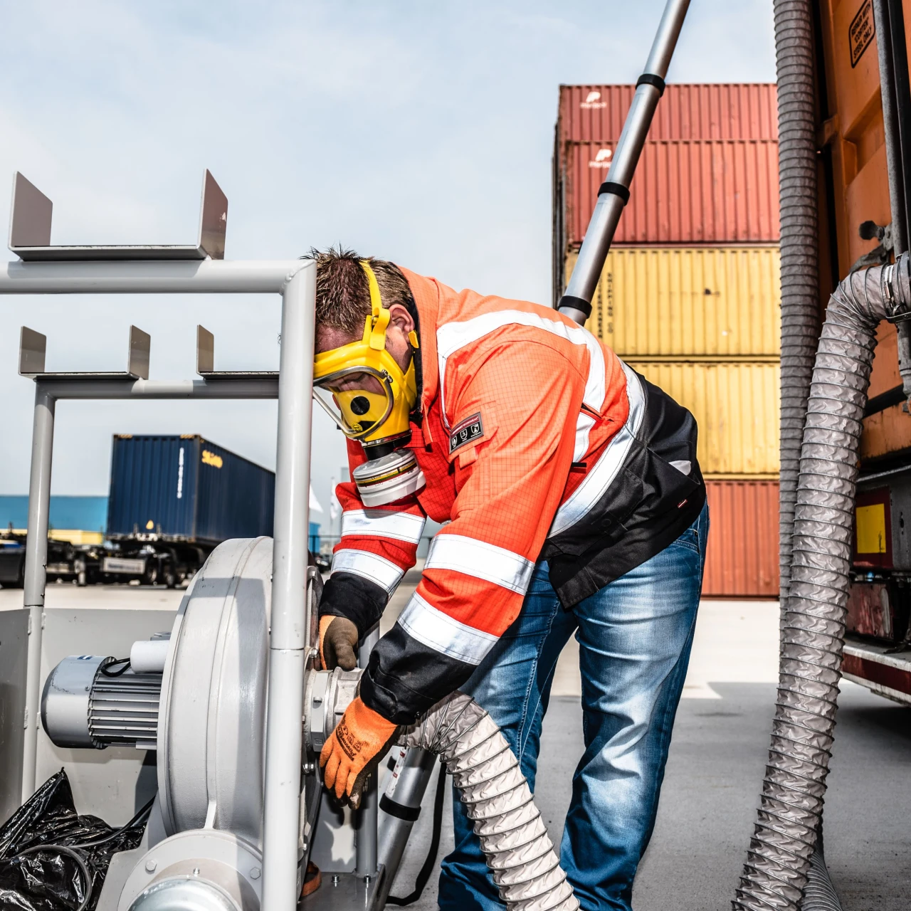 man die met slang en gasmasker aan het meten is