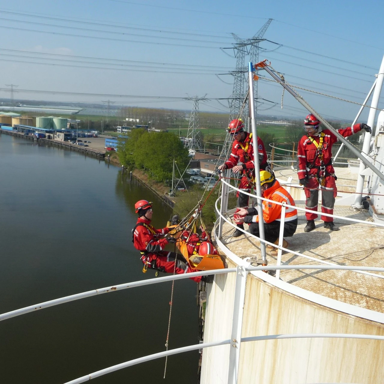 mannen op dak aan het redden met brandcard