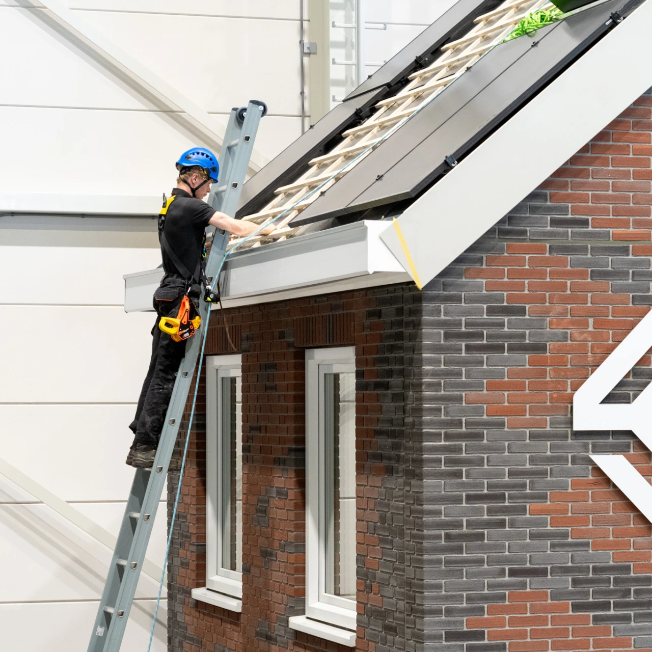 een man die op een ladder staat naast het dak van een woning met zonnepanelen
