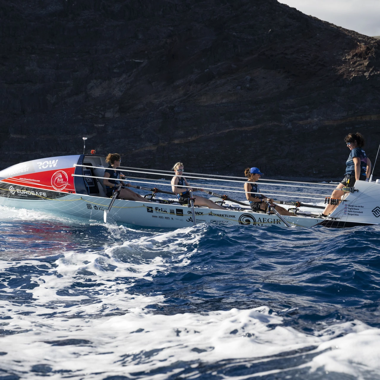 mensen op boot op water met eurosafe logo