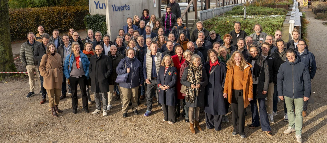 blije personen op rij bij Yuverta