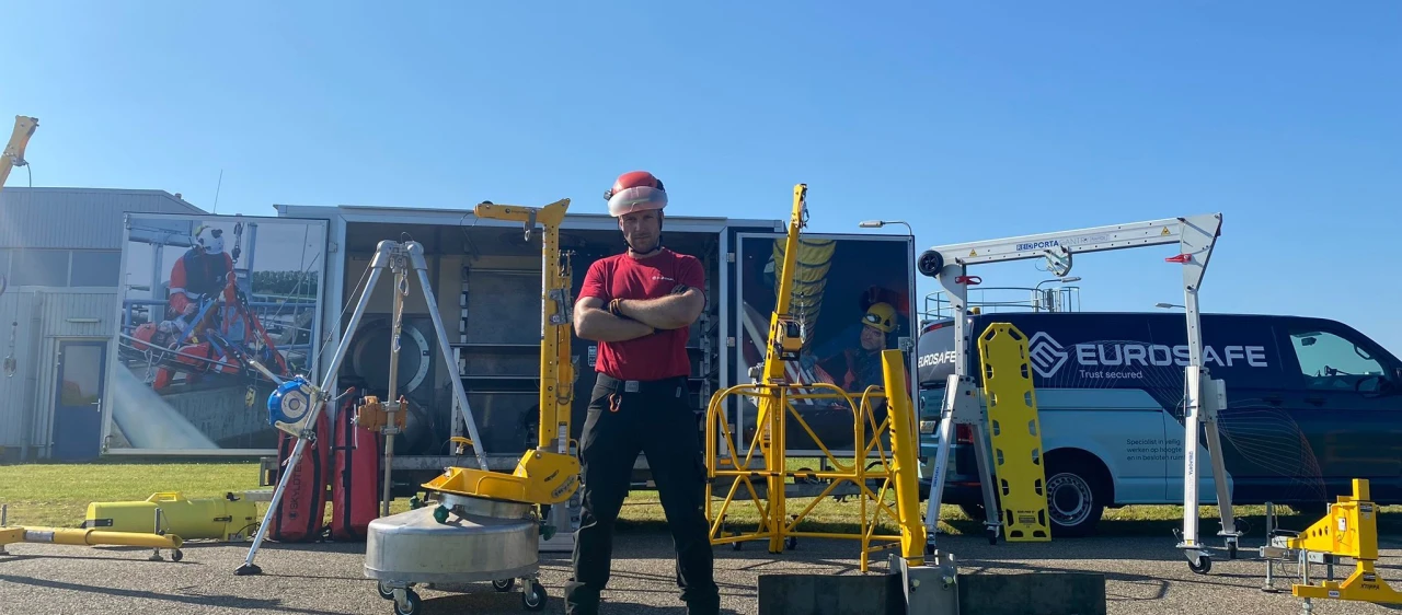 man voor apparatuur voor werken op hoogte