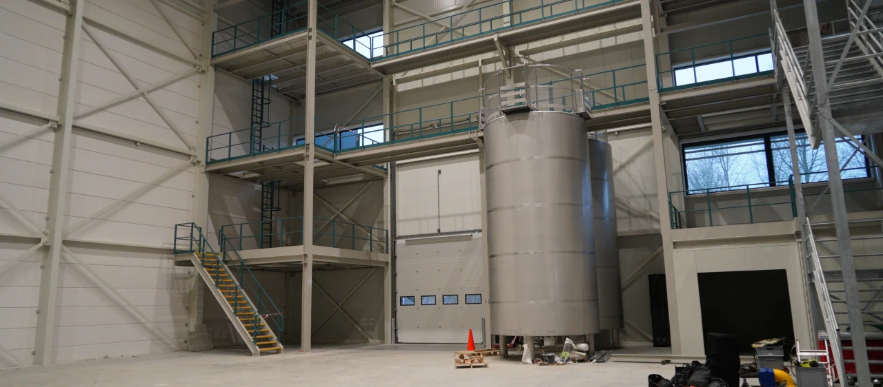 tank in hal voor trainingen op hoogte met trappen