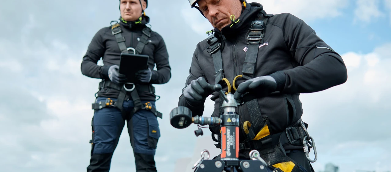 trekproef op dag met twee mannen in harnas en helm op