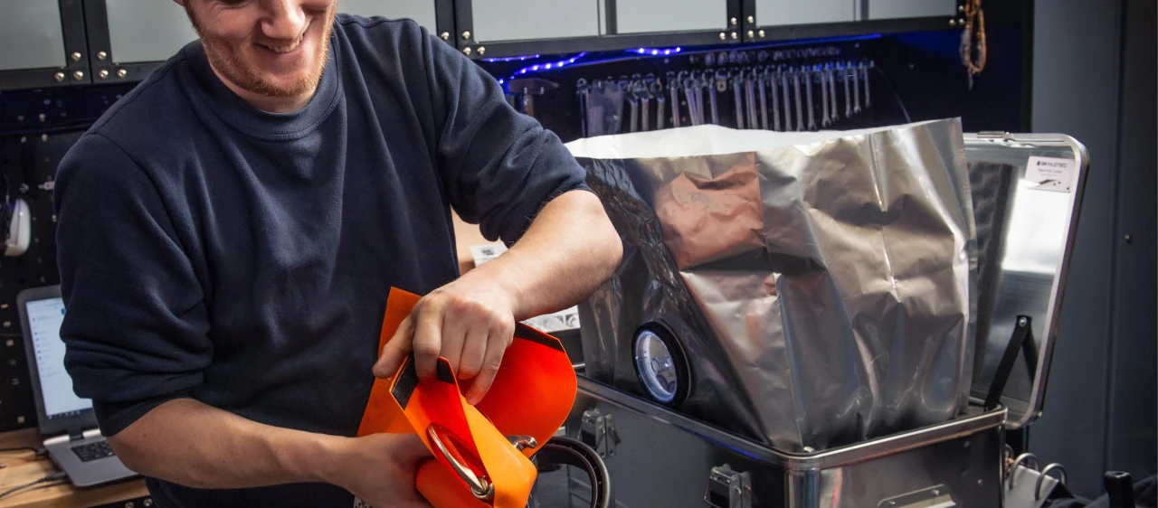 lachende man met gereedschap vast