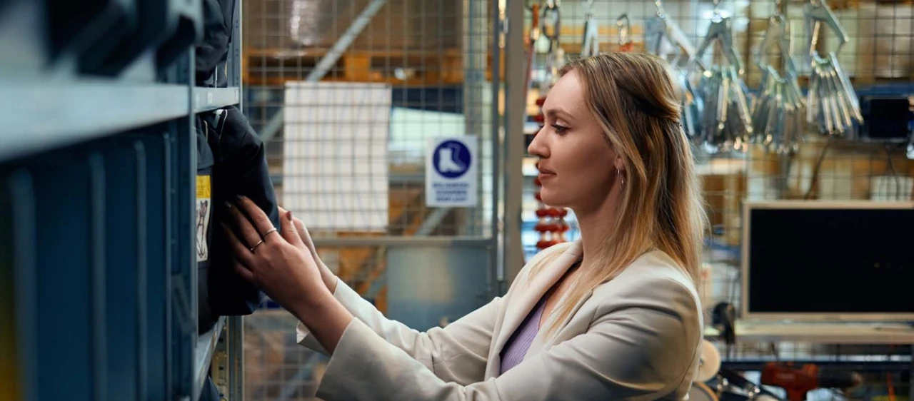 vrouw bij een magazijn die iets pakt