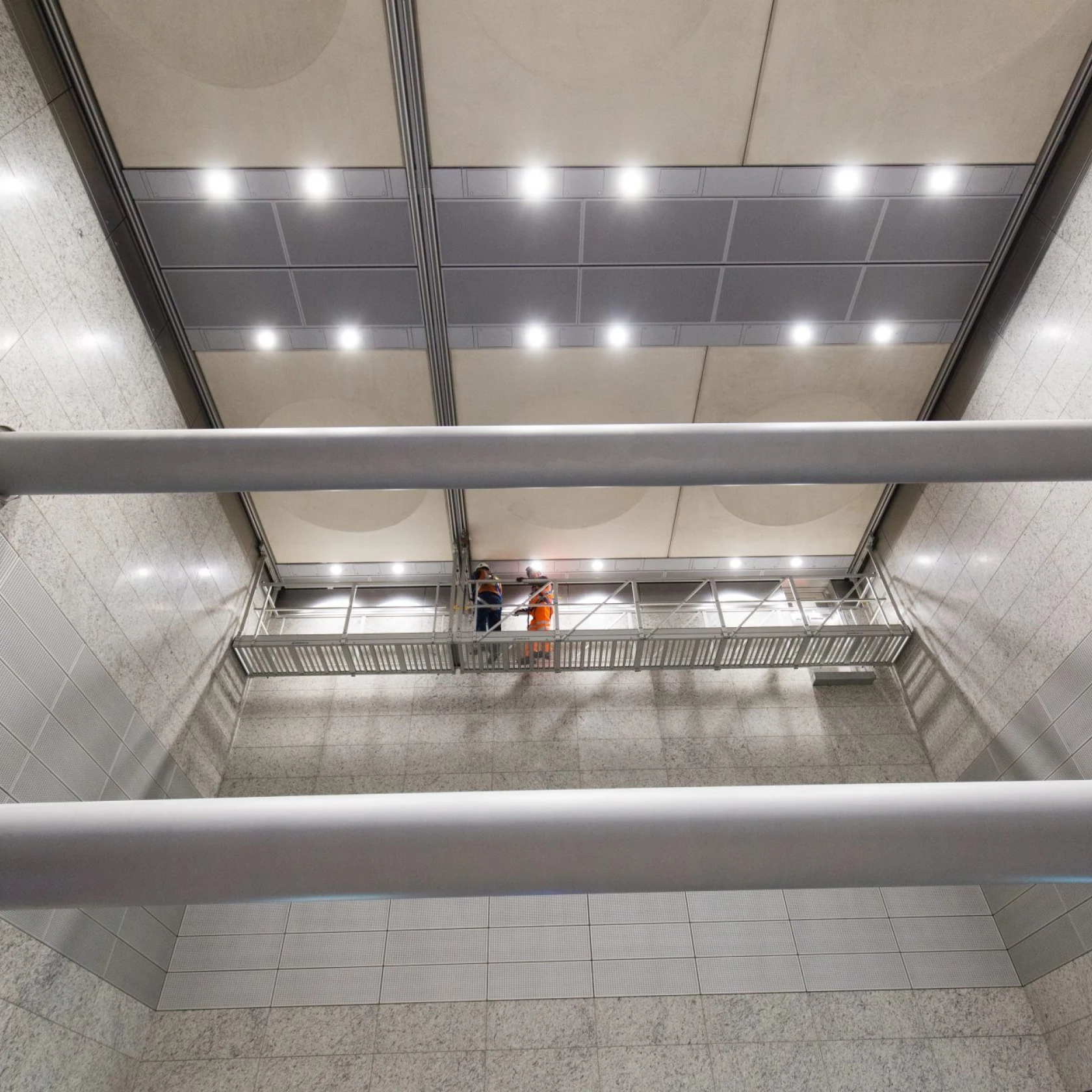 Victoria Line, Station, Travelling Gantry