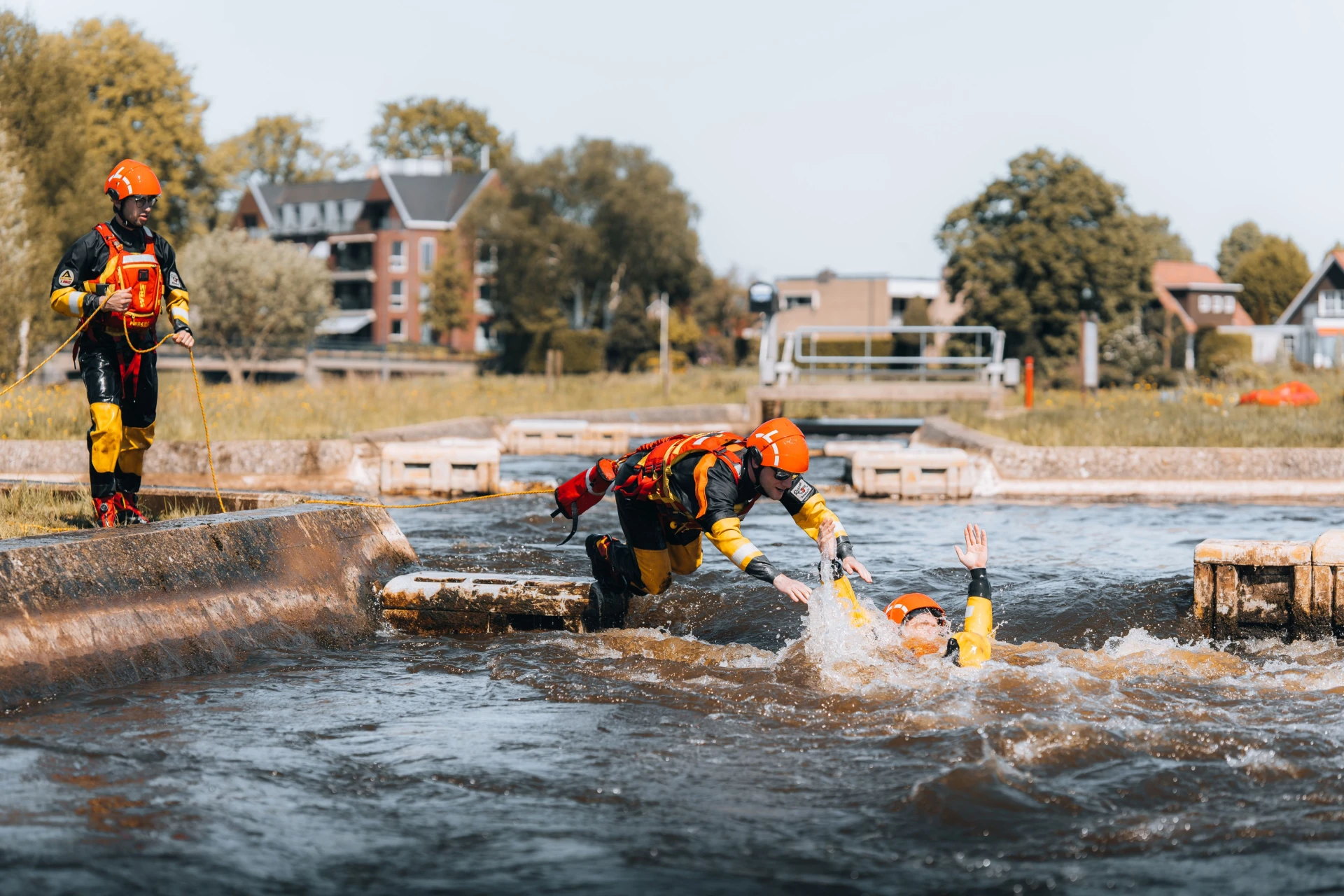 man die in het water springt om een ander man te redden