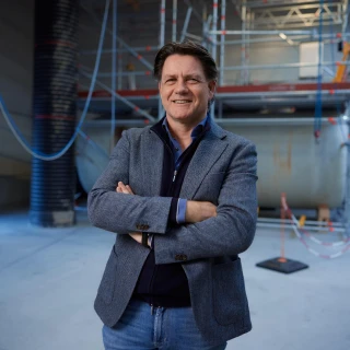 lachende man poserend in hal