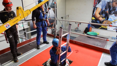 mannen die oefenen met besloten ruimte met harnas en helm