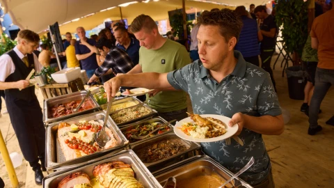 man die eten pakt van lopend buffett