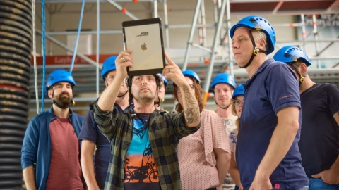 personen kijkende naar ipad met helm op