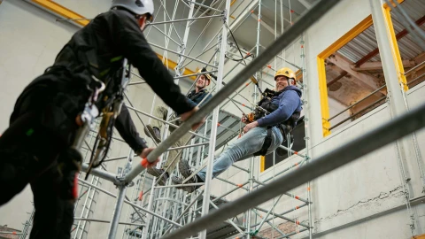 mannen die oefenen in touwen op hoogte