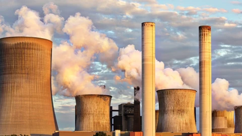 rokende silo's op een industrieterrrein
