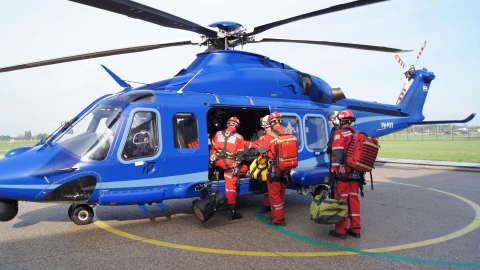 mannen met helm en uitrusting die vliegtuig in gaan