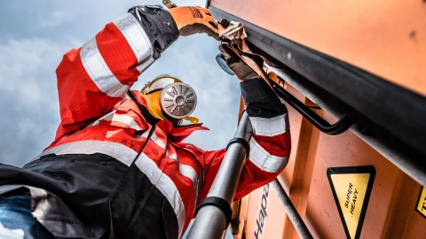 brandwacht die bezig is met gasmasker op