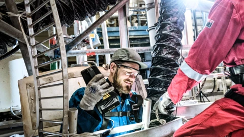 mannen met helm en harnas bij mangat