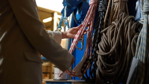 vrouw die touwen voor veiligheid vasthoudt