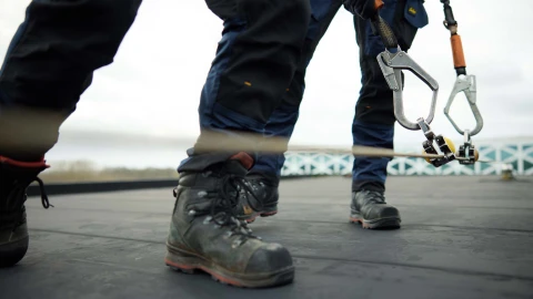 valbeveiliging op plat dak met man en haak