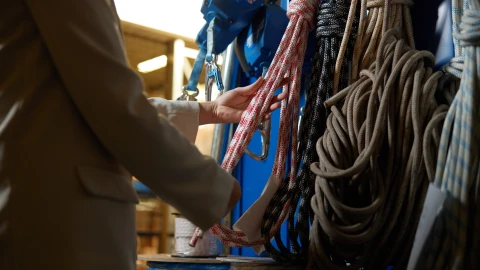 touwen met vrouwhand erbij