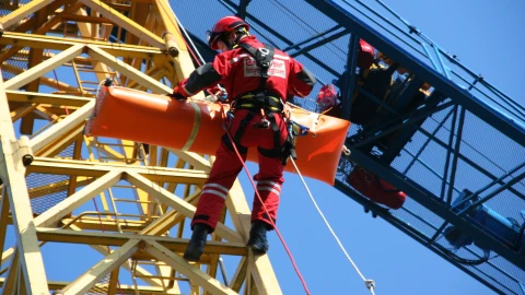 iemand wordt gered met brancard op hoogte